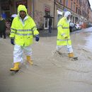 Dos personas cruzan una calle anegada en Bolonia, Italia, el 16 de mayo de 2023. (Michele Nucci/LaPresse via AP)