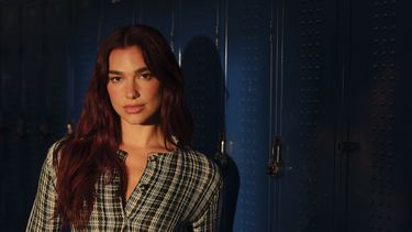 Dua Lipa posa para un retrato para promover su nuevo álbum Radical Optimism el viernes 26 de abril de 2024, en Nueva York. (Foto Drew Gurian/Invision/AP)