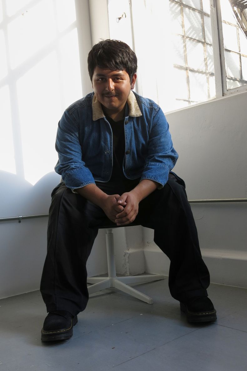 El cantautor mexicano Macario Martínez posa para una foto durante una entrevista para promocionar su álbum Si mañana ya no estoy en la Ciudad de México, el martes 28 de octubre de 2025. (Foto AP/Berenice Bautista)