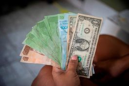 la moneda de venezuela se devaluo un 25% frente al dolar en el ultimo mes