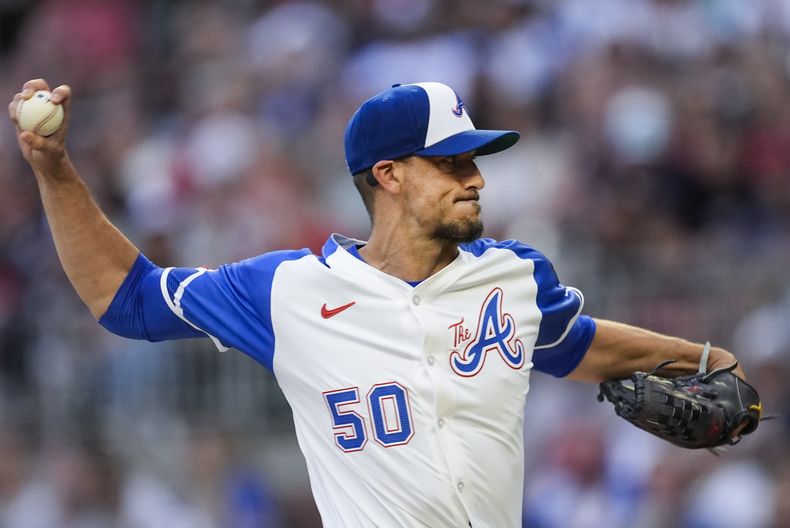 Charlie Morton, de los Bravos de Atlanta, hace un pitcheo en el encuentro del sábado 20 de abril de 2024 ante los Rangers de Texas (AP Foto/John Bazemore)