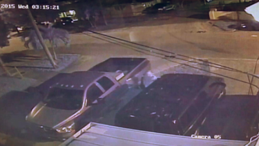 hombre vandaliza una camioneta en hialeah