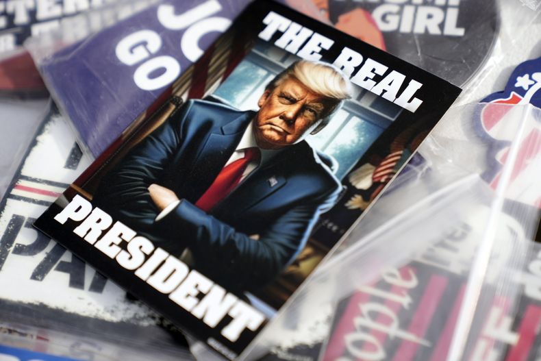 Mercancía con la imagen del expresidente Donald Trump a la venta antes de un mitin en el Centro de Eventos Terrace View, el viernes 5 de enero de 2024, en Sioux Center, Iowa. (AP Foto/Andrew Harnik)