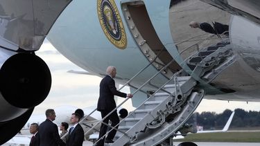 El presidente Joe Biden, directo a Israel, sube la escalerilla del Air Force One en la base aérea de Andrews, Maryland, el martes 17 de octubre de 2023. (AP Foto/Susan Walsh)