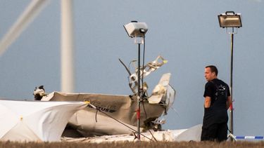 americateve | Restos de un avi&oacute;n que se estrell&oacute; en un campo de Marchovelette, B&eacute;lgica, el s&aacute;bado 19 de octubre del 2013 con paracaidistas aficionados, muriendo sus 11 ocupantes. (Foto AP/Geert Vanden Wijngaert)