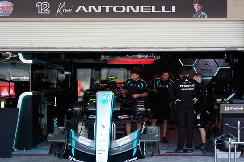 El equipo Mercedes trabaja en el monoplaza de Kimi Antonelli en la antesala del Gran Premio de México, el jueves 29 de octubre de 2026, en la Ciudad de México. (AP Foto/Fernando Llano)