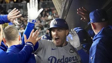 Freddie Freeman de los Dodgers de Los Ángeles celebra tras conectar un jonrón de dos carreras durante el primer inning del tercer juego de la Serie Mundial, el lunes 28 de octubre de 2024, en Nueva York. (AP Foto/Ashley Landis)