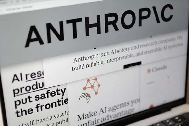 ARCHIVO – Páginas del sitio web de Anthropic y el logotipo de la empresa en la pantalla de una computadora en Nueva York, el 26 de febrero de 2026. (AP Foto/Patrick Sison, Archivo)