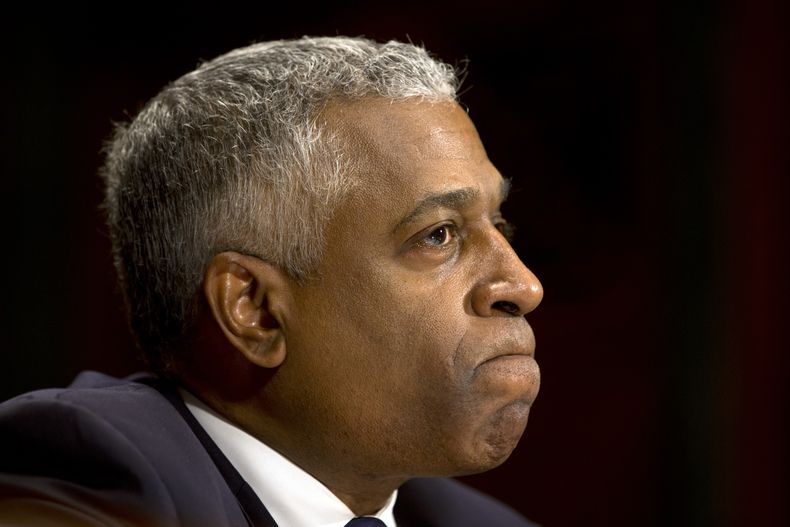 En esta foto del 11 de junio del 2013, B. Todd Jones, entonces postulado por el presidente Barack Obama para director de la Agencia de Alcohol, Tabaco, Armas de Fuego y Explosivos (ATF, por sus siglas en ingl&eacute;s), presta testimonio en el Capitolio e