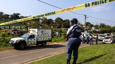 Un policía en la escena después de un tiroteo masivo en una fiesta en Durban, Sudáfrica, el 23 de septiembre de 2026. (Foto AP)