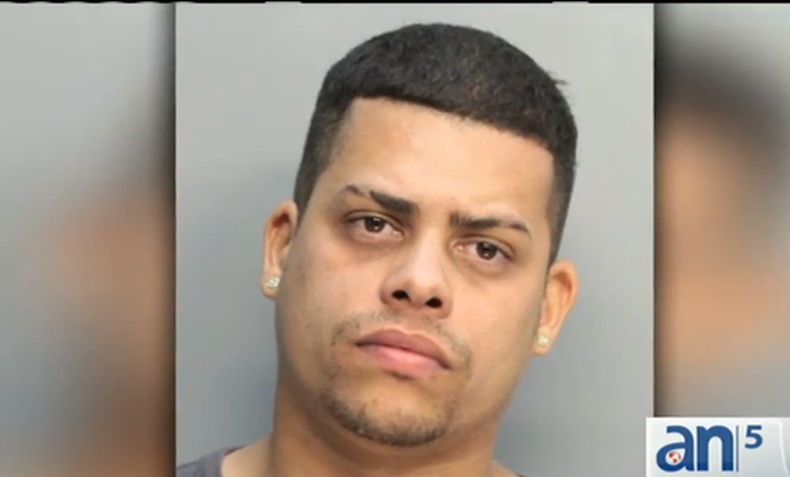 Un hombre que robo una joyería de North Miami Beach llevándose dos costosos relojes Rolex compareció en corte esta mañana.