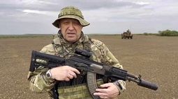 En esta imagen tomada de un video difundido por el canal de Telegram Razgruzka_Vagnera el lunes 21 de agosto de 2023, se ve a Yevgeny Prigozhin, dueño de la compañía militar Grupo Wagner que habla directamente a la cámara desde un lugar desconocido. (Canal de Telegram Razgruzka_Vagnera via AP)