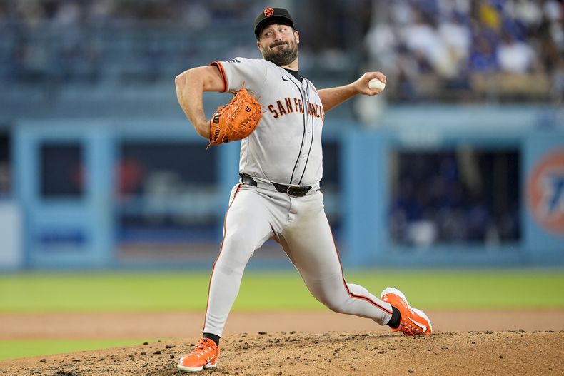 Robbie Ray, abridor de los Gigantes de San Francisco, lanza en el juego ante los Dodgers de Los Ángeles, el miércoles 24 de julio de 2024 (AP Foto/Ryan Sun)