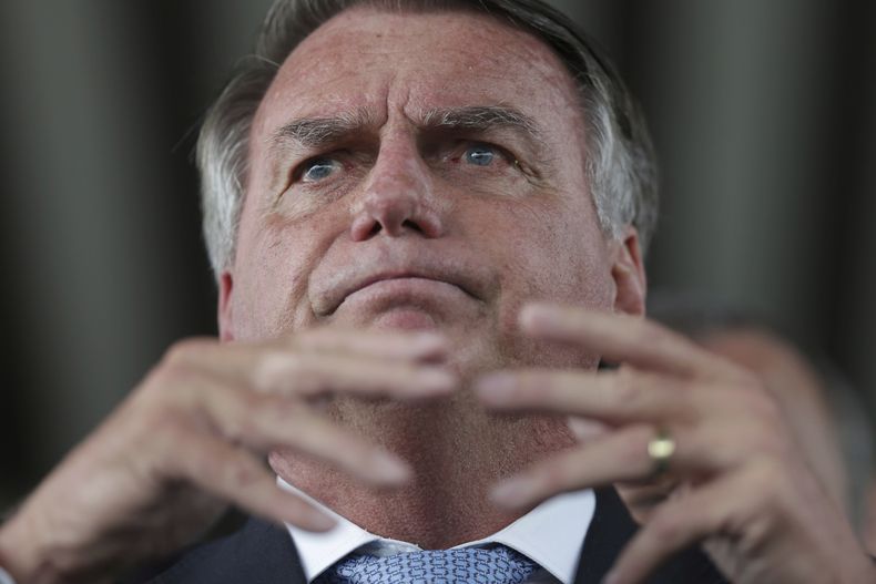El expresidente brasileño Jair Bolsonaro habla con la prensa en el Congreso, el miércoles 26 de marzo de 2025, en Brasilia, después de que un panel de jueces del Supremo Tribunal Federal aceptó cargos en su contra por un supuesto intento por permanecer en el poder luego de su derrota electoral de 2022. (AP Foto/Luis Nova)