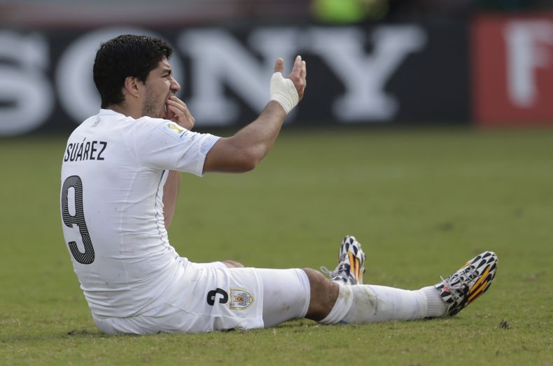 El jugador de la selecci&oacute;n de Uuguay, Luis Su&aacute;rez, gesticula tras morder al jugador de Italia, Giorgio Chiellini, en un partido del Mundial el 24 de junio de 2014 en Natal, Brasil. El Tribunal de Arbitraje Deportivo inform&oacute; el 6 de ag