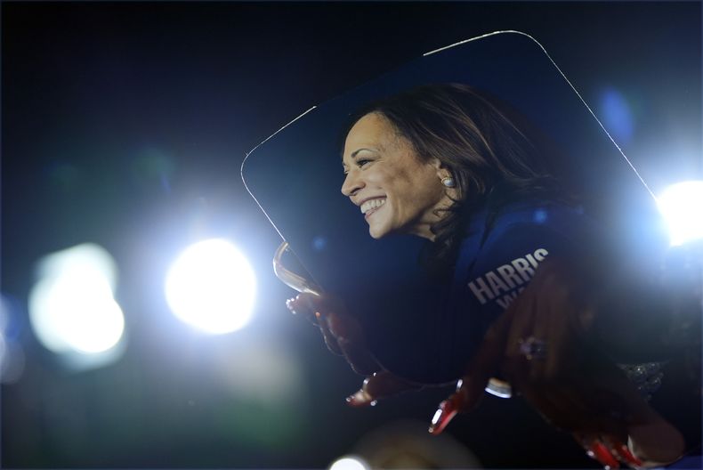 Partidarios de la candidata presidencial demócrata, la vicepresidenta Kamala Harris, en un mitin de campaña en el estadio James R. Hallford, el 24 de octubre de 2024, en Clarkston, Georgia (AP Foto/Julia Demaree Nikhinson)