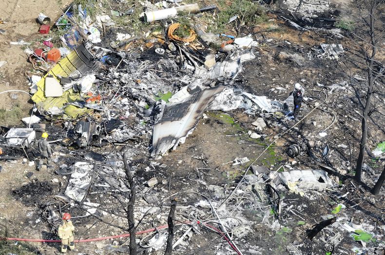 Restos de un avión de la Marina de Corea del Sur, tras un accidente en Pohang, Corea del Sur, el 29 de mayo de 2025. (Run Kwan-shik/Yonhap vía AP)