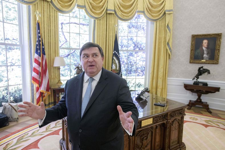 El presidente de la Asociación Histórica de la Casa Blanca, Stewart McLaurin, habla en entrevista durante los trabajos para transformar una réplica de la Oficina Oval de la Casa Blanca de los días del expresidente Joe Biden a la decoración del presidente Donald Trump, en la Asociación Histórica de la Casa Blanca, en Washington, el miércoles 23 de julio de 2025. (AP Foto/Rod Lamkey, Jr.)