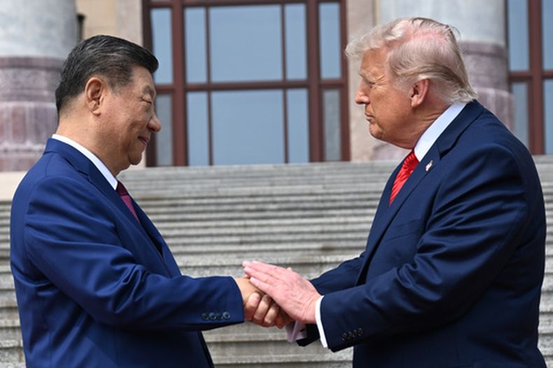 ARCHIVO - El presidente de China, Xi Jinping, a la izquierda, estrecha la mano del presidente de Estados Unidos, Donald Trump, en el Gran Salón del Pueblo en Beijing, el 14 de mayo de 2026. (Kenny Holston/Pool Foto via AP, achivo)