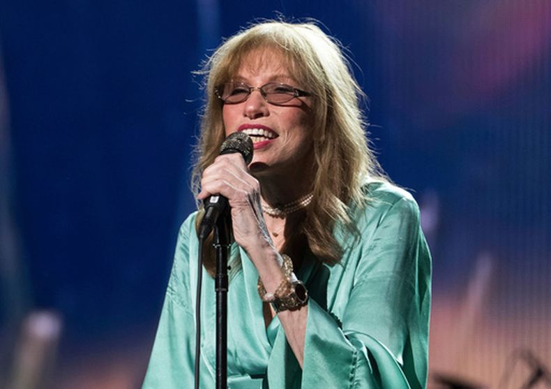 ARCHIVO - Carly Simon actúa durante el Festival de Cine de Tribeca de 2017 en Nueva York, el 19 de abril de 2017. (Foto Charles Sykes/Invision/AP, archivo)