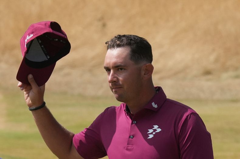 El australiano Lucas Herbert reacciona y agradece a los fanáticos después de completar la segunda ronda en el hoyo 18 durante el segundo día del Abierto Británico de Golf en el club de golf Royal Birkdale, el viernes 17 de julio de 2026, en Southport, Inglaterra. (AP Foto/Jon Super)