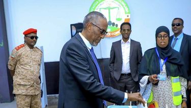 El presidente de Somalilandia, Muse Bihi Abdi (centro), deposita su voto en un centro de votación durante las elecciones presidenciales, en Hargeisa, Somalilandia, el 13 de noviembre de 2024. (AP Foto/Abdirahman Aleeli)