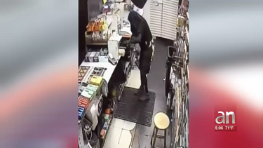 captado en camara ladron de super mercado en el pequeno haiti