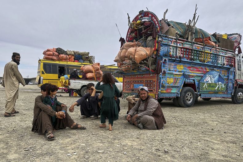 Refugiados afganos en las afueras de Chaman, en la frontera entre Pakistán y Afganistán, el 8 de abril del 2025. (AP foto)