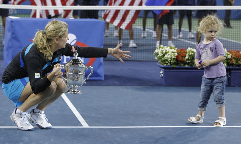ARCHIVO - Foto del 11 de septiembre del 2010, la belga Kim Clijsters sostiene el trofeo de campeona tras ganar el Abierto de Estados Unidos junto a su hija Jada Ellie.(AP Foto/Mark Humphrey, Archivo)