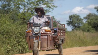 Josephine Nyevhe, una trabajadora de salud voluntaria, efectúa visitas semanales en su triciclo eléctrico, el jueves 6 de marzo de 2025, en Hwedza, Zimbabue. (AP Foto/Aaron Ufumeli)