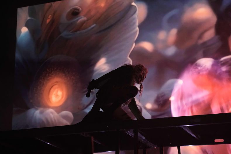 La DJ canadiense Grimes durante su presentación en el festival AXE Ceremonia en el parque Bicentenario en la Ciudad de México el sábado 23 de marzo de 2024. (Foto AP/Marco Ugarte)