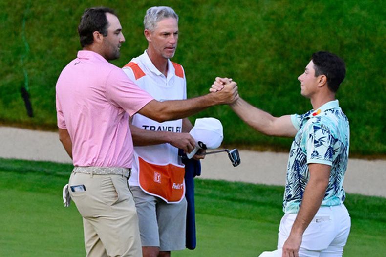 Scottie Scheffler, a la izquierda, estrecha la mano de Viktor Hovland, a la derecha, de Noruega, tras quedar empatados en la ronda final del torneo de golf Travelers Championship en TPC River Highlands, el domingo 28 de junio de 2026, en Cromwell, Connecticut. (Foto AP/Jessica Hill)