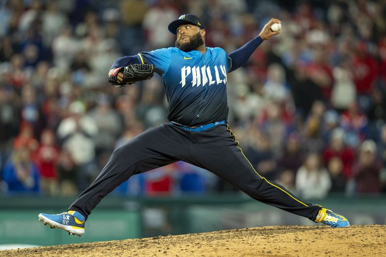El relevista venezolano de los Filis de Filadelfia José Alvarado realiza un lanzamiento durante la novena entrada del juego de béisbol ante los Gigantes de San Francisco, el viernes 3 de mayo de 2024, en Filadelfia. (AP Foto/Chris Szagola)