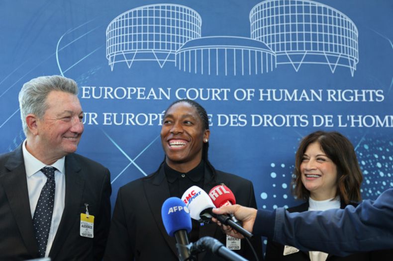 ARCHIVO - En foto del 10 de julio del 2025, la atleta sudafricana Caster Semenya habla con los reporteros acompañada de sus abogados Gregor Nott y Shona Jolly KC tras su victoria en la Corte Europa de Derechos Humanos en Estrasburgo, Francia. (AP Foto/Antonin Utz, Archivo)