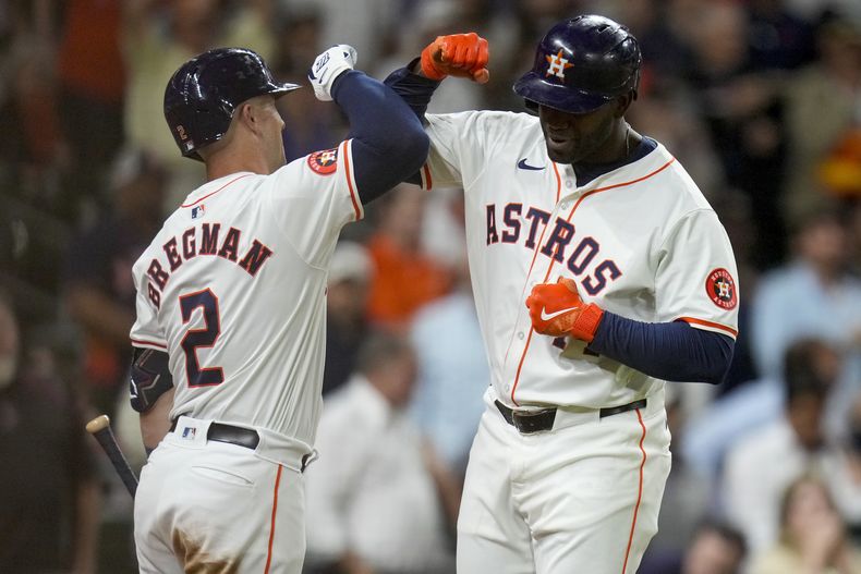 El cubano Yordan Álvarez, bateador designado de los Astros de Houston, festeja con Alex Bregman, luego de batear un jonrón solitario en el juego ante los Azulejos de Toronto, el miércoles 3 de abril de 2024 (AP Foto/Eric Christian Smith)