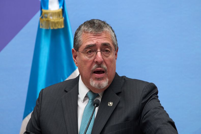 El presidente guatemalteco, Bernardo Arévalo, ofrece una conferencia de prensa sobre los pandilleros del Barrio 18 que escaparon de una prisión de máxima seguridad una semana antes, en la Ciudad de Guatemala, el martes 21 de octubre de 2025. (Foto AP/Moisés Castillo)