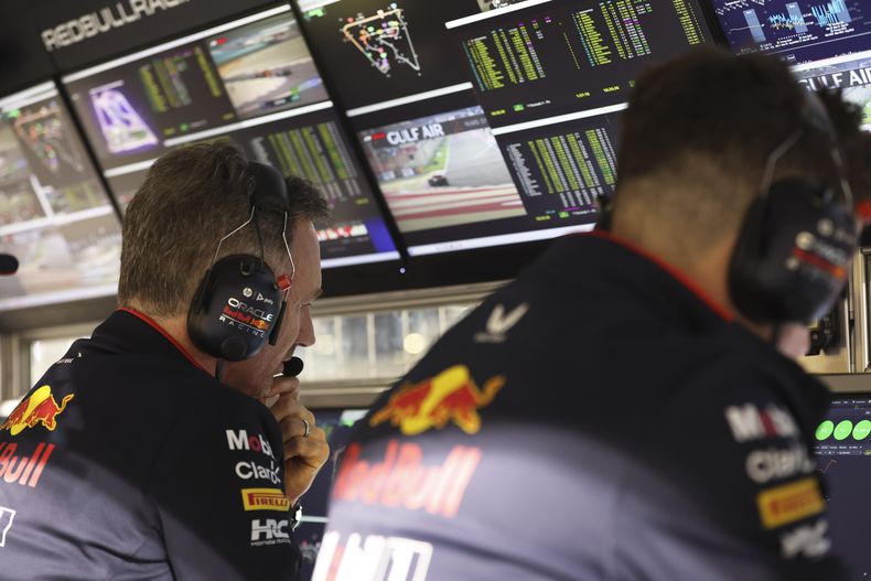 Christian Horner, izquierda, director de la escudería Red Bull, está concentrado en las pantallas durante el Gran Premio de Fórmula 1 de Bahréin, en el Circuito Internacional de Bahréin, en Sakhir, el sábado 2 de marzo de 2024. (Ali Haider, Pool Foto vía AP)