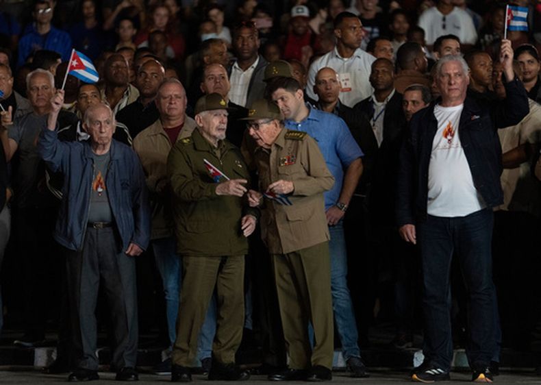 ARCHIVO - El presidente cubano Miguel Díaz-Canel, derecha, Raúl Castro, centro, el comandante Ramiro Valdés, centro izquierda, y José Ramón Machado Ventura, izquierda, asisten a un evento para conmemorar el 172do aniversario del nacimiento del héroe de la independencia nacional José Martí, en La Habana, el 27 de enero de 2025. (Foto AP/Ramón Espinosa, archivo)