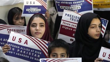 ARCHIVO - Refugiados afganos sostienen pancartas durante una reunión para discutir su situación después de que el presidente Donald Trump suspendió los programas de refugiados de EEUU, en Islamabad, Pakistán, el 24 de enero de 2025. (AP Foto/Anjum Naveed, Archivo)