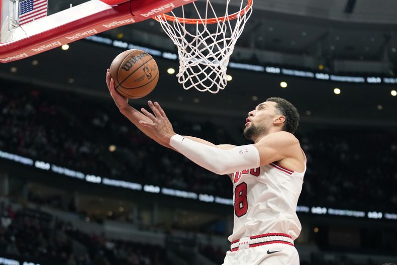 En foto del lunes 6 de noviembre del 2023, Zach LaVine de los Bulls de Chicago avanza hacia la canasta en el encuentro ante el Jazz de Utah. (AP Foto/Charles Rex Arbogast)
