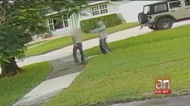 residente de hialeah se llevo el susto de su vida tras ser asaltado en la puerta de su casa