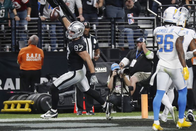 Michael Mayer, tight end de los Raiders de Las Vegas, festeja al anota ante los Chargers de Los Ángeles, el jueves 14 de diciembre de 2023 (AP Foto/Steve Marcus)
