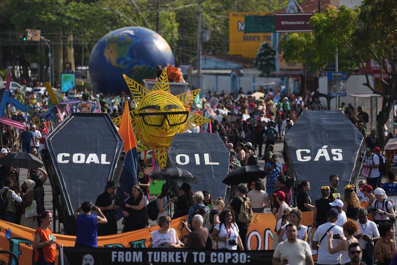 Activistas climáticos protestan con ataúdes con leyendas que dicen carbón, petróleo y gas, durante la Cumbre Climática de la ONU COP30, el sábado 15 de noviembre de 2025, en Belém, Brasil. (AP Foto/Andre Penner)