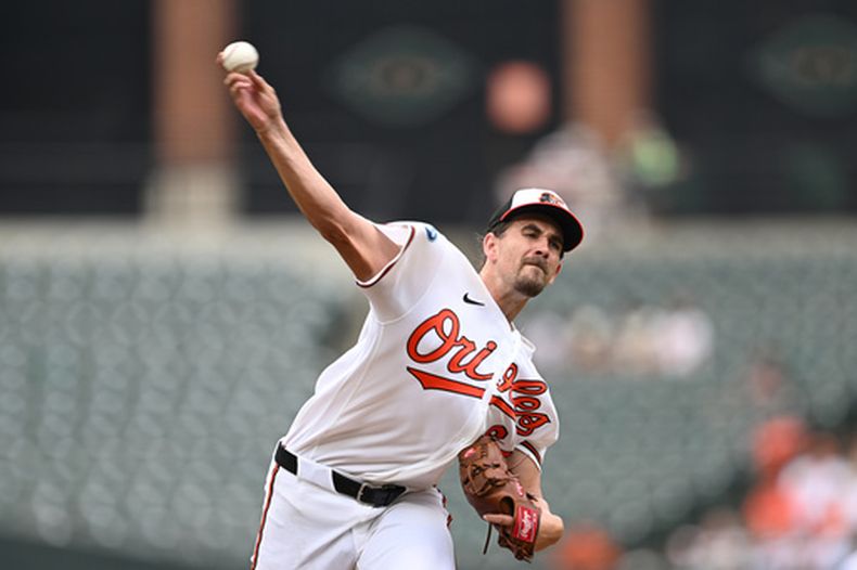 El pitcher de los Orioles de Baltimore Dean Kremer lanza en la tercera entrada ante los Medias Blancas de Chicago el miércoles primero de julio del 2026. (AP Foto/Gail Burton)