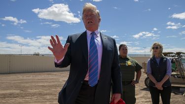 Trump busca solución en frontera, estudia relevo de personal