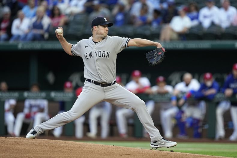 Gerrit Cole, de los Yanquis de Nueva York, labora en su apertura ate los Rangers de Texas, el jueves 27 de abril de 2023 (AP Foto/Tony Gutiérrez)