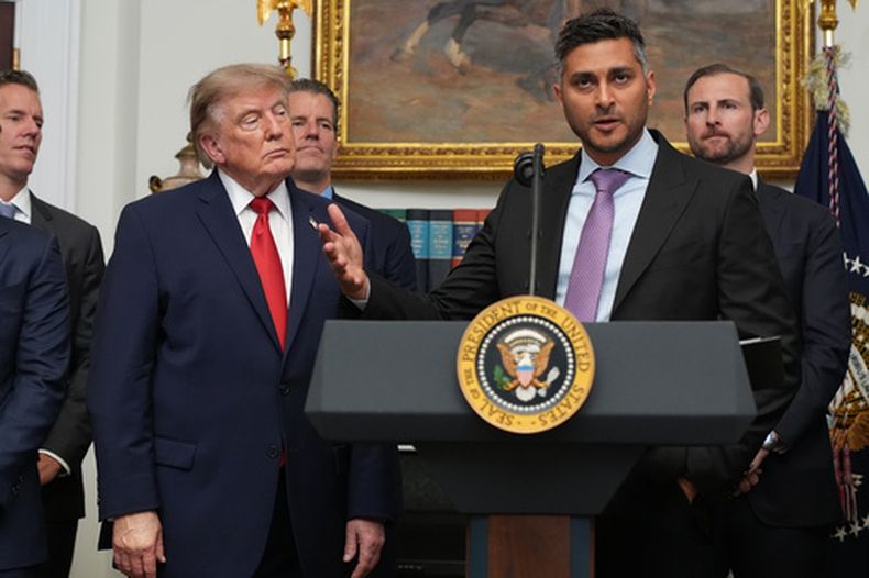 Arjun Sethi, co-CEO de Kraken, habla mientras el presidente Donald Trump escucha en un evento en la Casa Blanca en Washington, el 19 de agosto del 2026. (AP foto/Jacquelyn Martin)