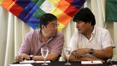 ARCHIVO - El expresidente de Bolivia, Evo Morales, a la derecha, se reúne con miembros de su partido político, el Partido Movimiento Al Socialismo (MAS), junto al candidato presidencial del partido, Luis Arce, en Buenos Aires, Argentina, el 17 de febrero de 2020. (AP Foto/Natacha Pisarenko, Archivo)