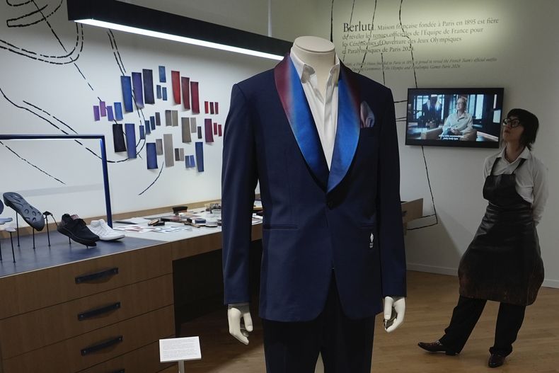 Un traje Berluti que usarán los atletas franceses durante la ceremonia de inauguración se exhibe dentro del Pabellón LVMH, que muestra creaciones de la marca de lujo francesa relacionadas con los Juegos Olímpicos de Verano de París 2024, el lunes 22 de julio de 2024, en París. (Foto AP/Rebecca Blackwell)