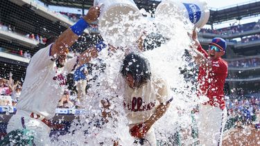 Jonrón de Stubbs en el 9no da triunfo a Filis ante Marlins